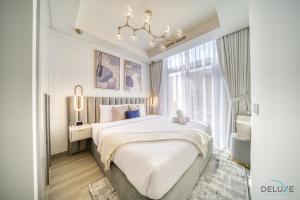 Postel nebo postele na pokoji v ubytování Splendid 3BR Townhouse at DAMAC Hills 2, Dubailand by Deluxe Holiday Homes
