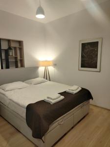 una camera da letto con un letto e due asciugamani di Pokoje U Filipa a Cracovia