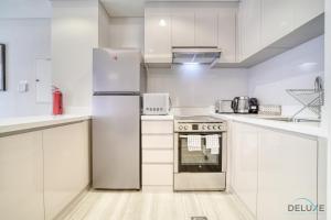 Kuchyň nebo kuchyňský kout v ubytování Splendid 3BR Townhouse at DAMAC Hills 2, Dubailand by Deluxe Holiday Homes