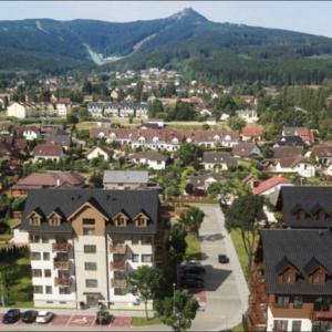 una vista aérea de una ciudad con casas y montañas en Horský apartmán pod Ještědem, en Liberec