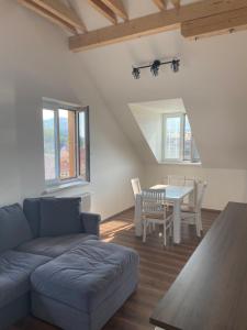 uma sala de estar com um sofá e uma mesa em Horský apartmán pod Ještědem em Liberec