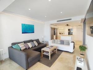 uma sala de estar com um sofá e uma mesa em Nereo - Heatable Pool & Sea View na Alcúdia
