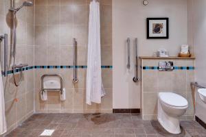 e bagno con doccia, servizi igienici e lavandino. di Staybridge Suites Liverpool, an IHG Hotel a Liverpool