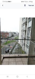 een balkon met uitzicht op een parkeerplaats bij COSY APPARTMENT 3 BEDSROOM in Antwerpen