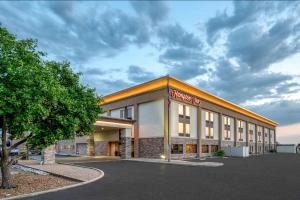 una representación de la parte delantera de un edificio hospitalario en Hampton Inn St. Louis/Collinsville, en Collinsville