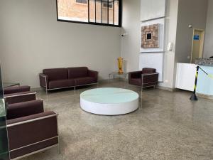 uma sala de espera com sofás e uma mesa em Super Duplex Beira Mar na melhor praia de Maceió-NEO 709 em Maceió