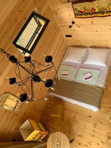 an overhead view of a bedroom in a tree house at Skijis Sakhli in Zenobani