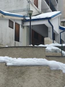 a building with snow on the outside of it at Zeta House in Rivisondoli