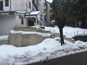 una pila de nieve al lado de una calle en Zeta House en Rivisondoli