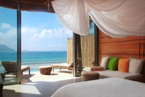 - une chambre avec un lit et une vue sur l'océan dans l'établissement Six Senses Con Dao - Turtle Island Paradise, à Côn Son