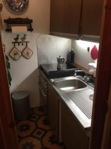 una pequeña cocina con fregadero y encimera en Zeta House, en Rivisondoli