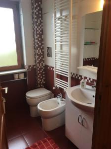 a bathroom with a toilet and a sink at Zeta House in Rivisondoli