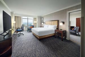 ein Hotelzimmer mit einem Bett und einem TV in der Unterkunft Hilton Richmond Hotel & Spa Short Pump in Richmond