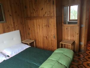 um quarto com uma cama e uma janela e uma janela em Zeta House em Rivisondoli