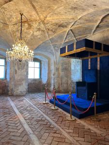 une grande chambre avec un lustre dans un bâtiment dans l'établissement Zamek Sarny - Schloss Scharfeneck, à Kłodzko