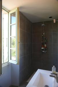 baño con lavabo, ventana y bañera en 1 Rue Pasquet - Double room in main house, en Beaumont-du-Périgord