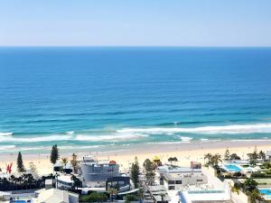 una vista aérea de la playa y del océano en Sealuxe - Central Surfers Paradise -- Ocean View Deluxe Residences en Gold Coast