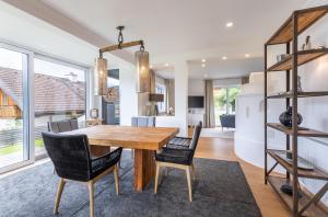 eine Küche und ein Esszimmer mit einem Holztisch und Stühlen in der Unterkunft Appartement Auszeit in Sankt Michael im Lungau