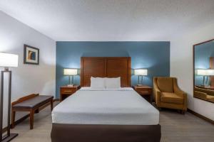 Säng eller sängar i ett rum på Travelodge by Wyndham Brooklyn Center