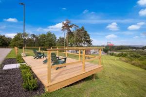 una terraza de madera con bancos en un parque en Travelodge by Wyndham Emlenton, en Emlenton