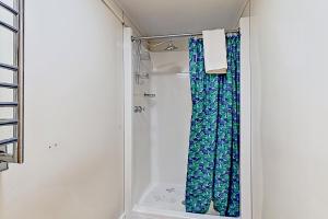 博爾穆霍斯的住宿－Base Camp 32，浴室内配有蓝色淋浴帘