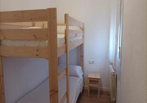 kilka łóżek piętrowych w małym pokoju w obiekcie NUEVO Apartamento Centro Lleida w mieście Lleida