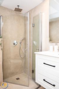 Ванна кімната в Eshkol Housing Haifa-Disraeli Urban & Business boutique Apartments complex