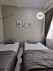 Ένα ή περισσότερα κρεβάτια σε δωμάτιο στο Rumah Eza Guest House with Private Pool Kuantan +26 φωτογραφίες