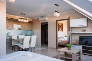 Kuchyňa alebo kuchynka v ubytovaní Zafír Apartman Sárvár