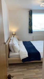 En eller flere senge i et værelse på Rose Crown 1 Bedroom Apartment 2-4 people