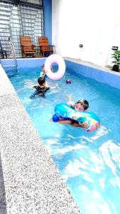 Πισίνα στο ή κοντά στο Rumah Eza Guest House with Private Pool Kuantan