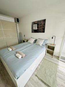 เตียงในห้องที่ Palace Quarter 1 Peaceful Modern Central Top Floor Apartment