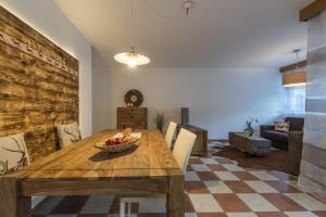 een eetkamer met een tafel met een fruitschaal bij Apartment Sofia in Mühlbach