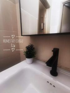 Ένα μπάνιο στο Rumah Eza Guest House with Private Pool Kuantan