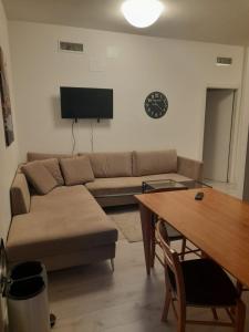 - un salon avec un canapé et une table dans l'établissement CarloAlbertoApartmentsrooms, à Ancône