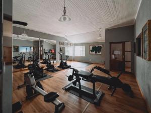 un gimnasio con un montón de equipos de ejercicio. en Assegaaibosch Country Lodge, en Kareedouw