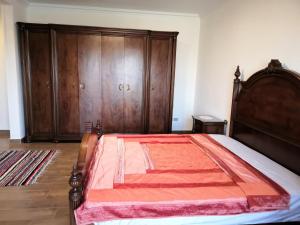 Llit o llits en una habitació de للسيدات Master bedroom for ladies only Sheik Zayed