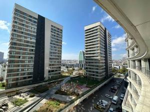 una vista de dos edificios altos en una ciudad en 1+1 apartment in Istanbul, en Estambul