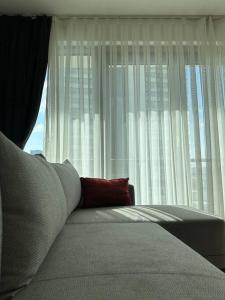 1 dormitorio con cama y ventana grande en 1+1 apartment in Istanbul, en Estambul