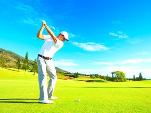 Un uomo che dondola una mazza da golf su un campo da golf di Casa Resort Mi Alcazar by SunshineClub a Los Alcázares