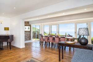 ein Esszimmer mit Tisch und Stühlen und Fenstern in der Unterkunft Thanckes House in Torpoint