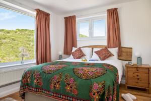 ein Schlafzimmer mit einem Bett und einem großen Fenster in der Unterkunft Thanckes House in Torpoint + 72 Fotos
