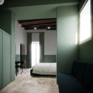 ローマにあるUnoUnOttoの緑の壁のベッドルーム(ベッド1台、デスク付)