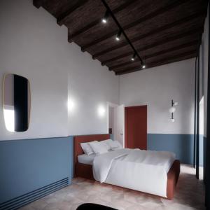 1 dormitorio con 1 cama blanca y TV en UnoUnOtto, en Roma