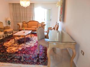 Sheikh Zayed的住宿－للسيدات Master bedroom for ladies only Sheik Zayed，客厅配有沙发和桌子