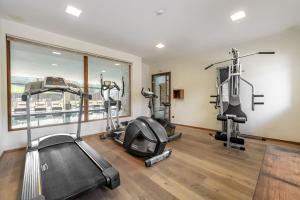 Monte Pana Dolomites Hotel的健身中心和/或健身设施