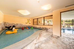 Monte Pana Dolomites Hotel内的一张台球桌