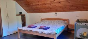 ein Schlafzimmer mit einem Bett mit zwei Handtüchern darauf in der Unterkunft Apartmán u Šimků in Třeboň