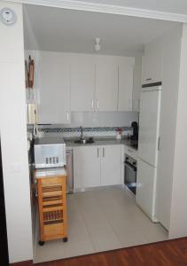 una cucina bianca con lavello e frigorifero di Apartamento con vistas, Mar de Salinas VUT3883AS a Salinas Altre 39 foto