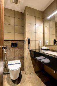 Koupelna v ubytování Sundex Hotel + 18 fotografií